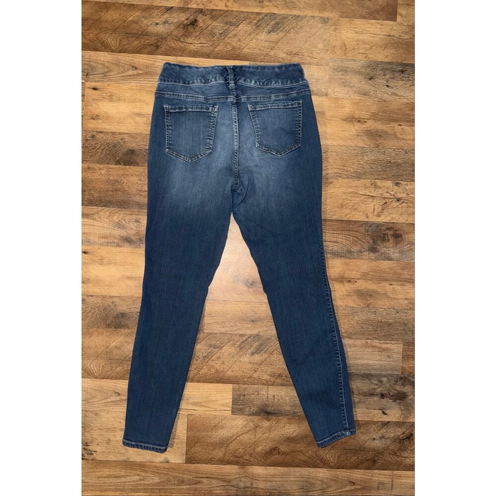 Torrid women’s skinny jeans withunique double-zipper pockets on the front - Picture 6 of 16